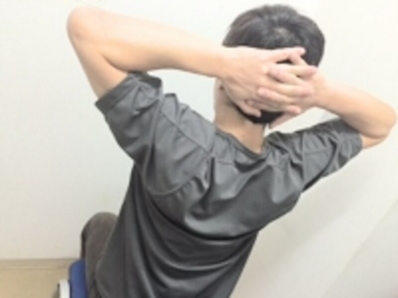 首や背中の筋肉がこっていると、頭を下にむけにくい場合があるため、様子をみながらゆっくり動かしましょう