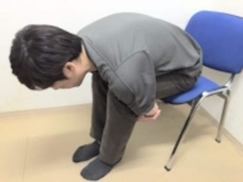 椅子へ浅めに腰掛けた状態になるため、椅子の安定性にはご注意ください