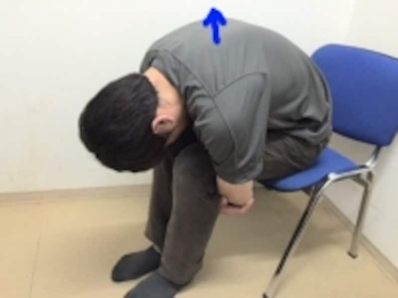 頭を少し下げて首の後面も伸ばしましょう