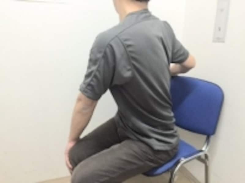 体がねじれたり傾いたりしている姿勢の人は、このストレッチをしっかり行いましょう