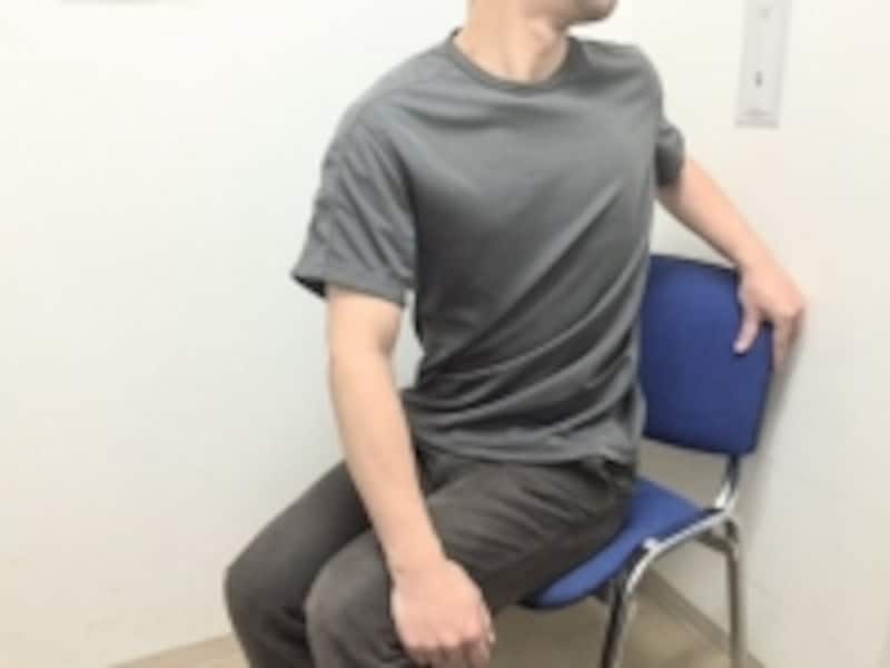 背がまるまったり傾いたりしないよう、背スジを伸ばした姿勢でねじります