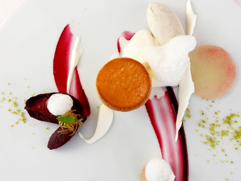 「ESqUISSE CINq（エスキス サンク）」成田シェフ考案のアシェット デセール「スフレとフリュイ ルージュ」