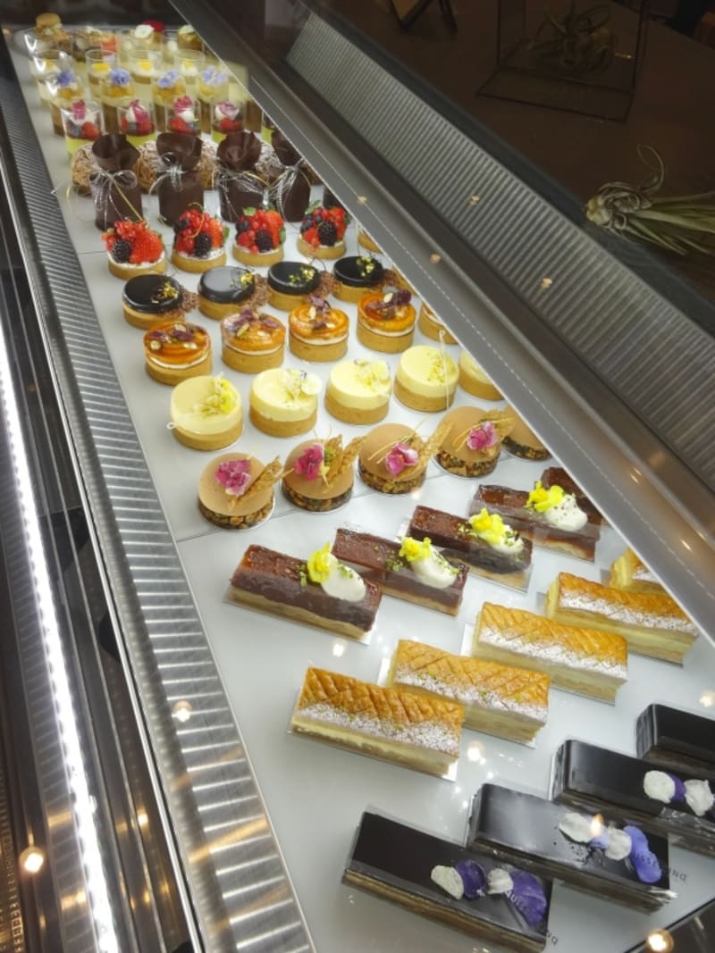 「ESqUISSE CINq（エスキス サンク）」のショーケースに並ぶテイクアウト用スイーツ