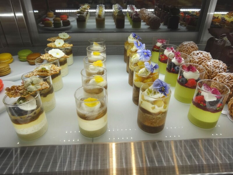 「ESqUISSE CINq（エスキス サンク）」のショーケースに並ぶベリーヌ類