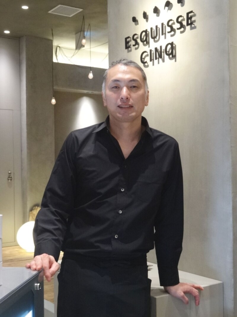 「ESqUISSE CINq（エスキス サンク）」の店名ロゴと成田一世シェフ