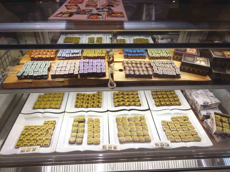 「CACAO MARKET by MARIEBELLE（カカオ マーケット バイ マリベル）」の「ガナッシュ」（1粒税込324円）と「キャラメル」（9粒入税込3,132円）