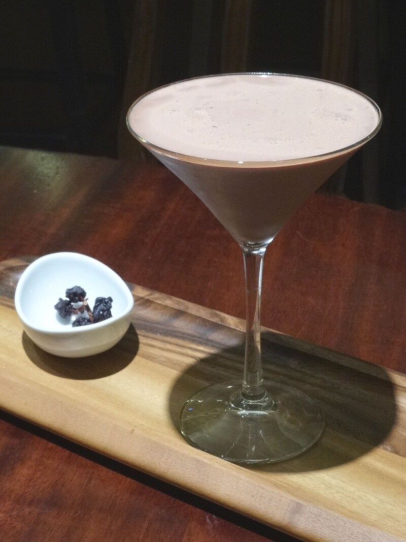 「CACAO MARKET by MARIEBELLE（カカオ マーケット バイ マリベル）」の「チョコレートカクテル」（2種類とも税込1,080円）※こちらは＜アズテック コニャック＞