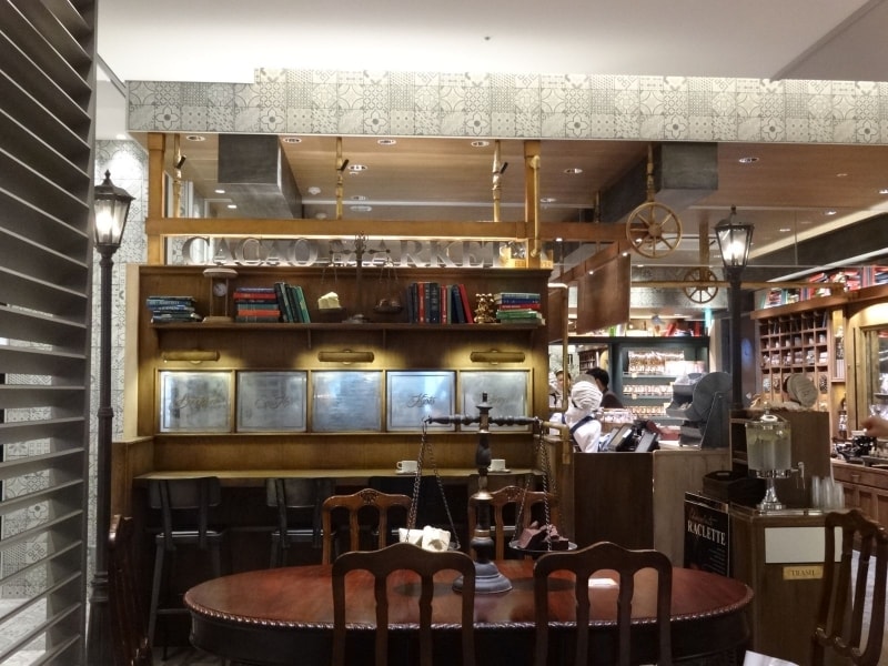 「CACAO MARKET by MARIEBELLE（カカオ マーケット バイ マリベル）」のカフェスペース