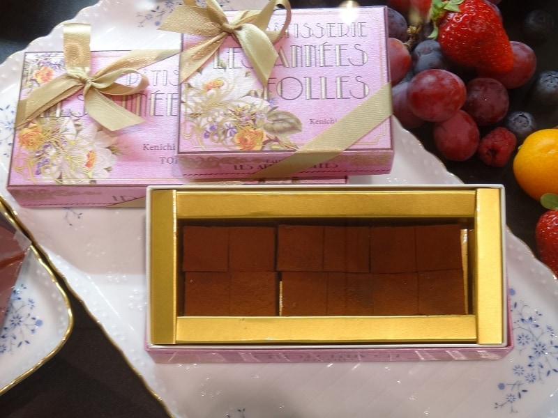 「パティスリー レザネフォール」の「パヴェ フランボワーズ」（12個入税込1,382円、8個入税込840円）