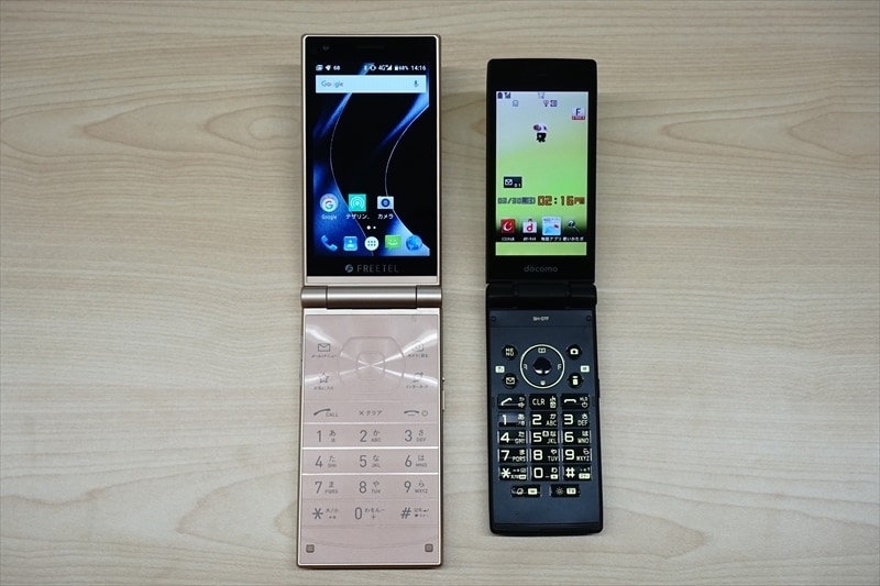 開いた状態（左からMUSASHI、SH-07F）