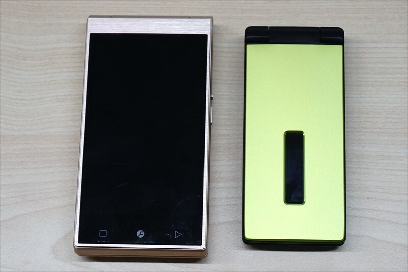 閉じた状態（左からMUSASHI、SH-07F）