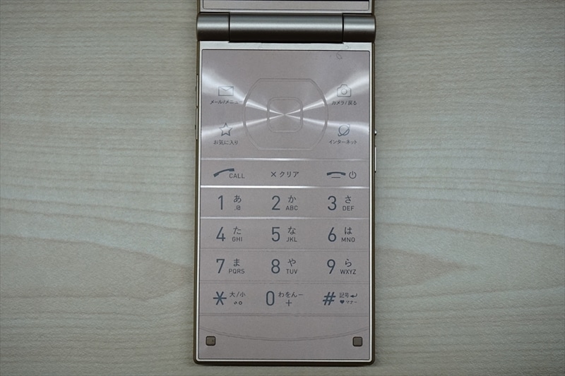 厚みの比較（左からMUSASHI、SH-07F）