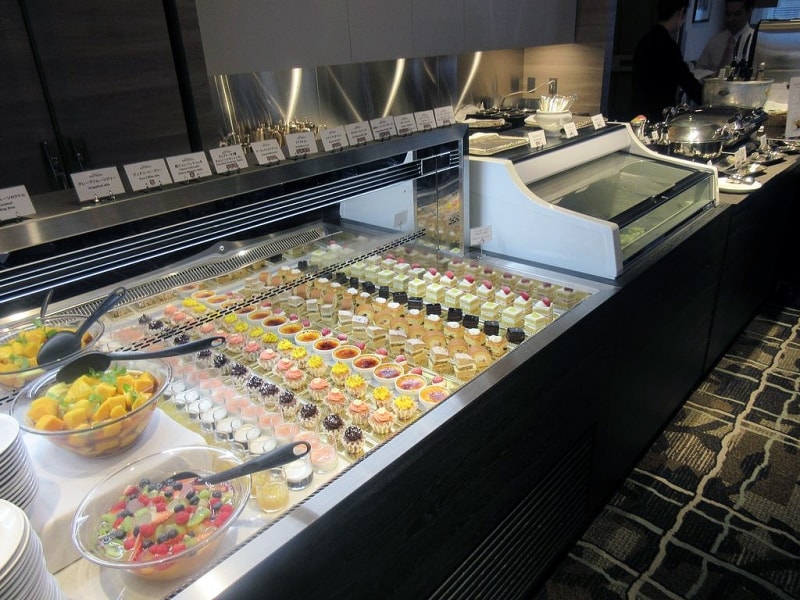 デザートのブッフェ台