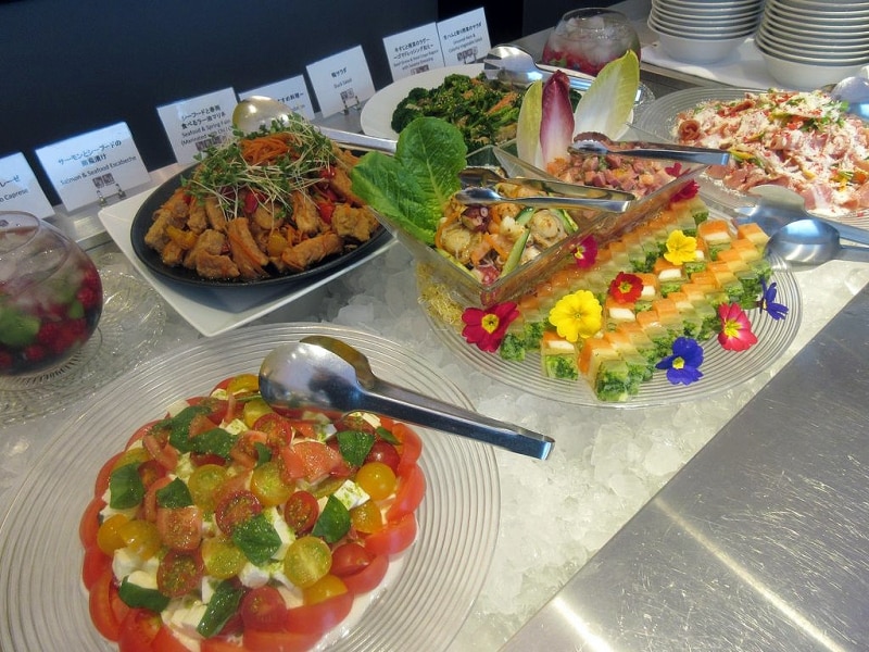 サラダと冷菜のブッフェ台