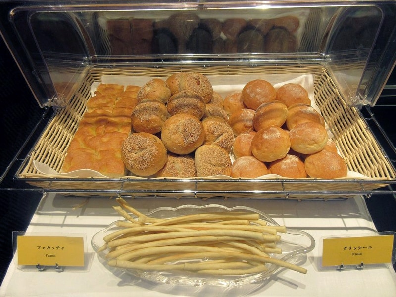 パン、うどん、カレーのブッフェ台