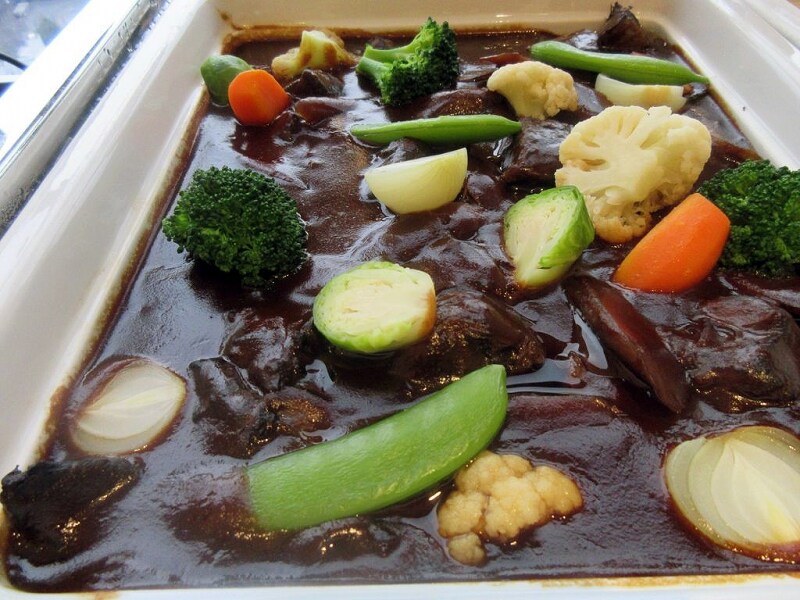 ゴボウ入り和風ビーフシチュー 黒七味添え