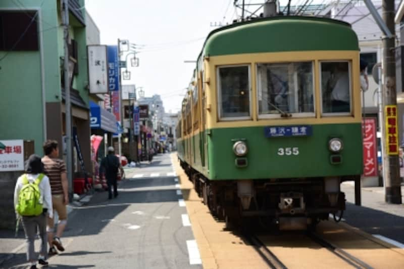 腰越駅から江ノ島駅までの間は江ノ電は路面電車になる。『波平』はこの通りにある