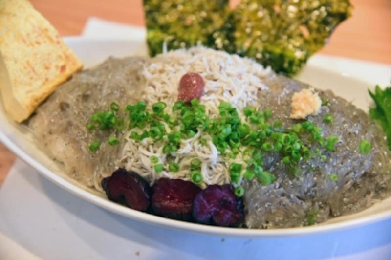 生、釜揚げ、沖漬けの三色のしらすをふんだんに盛りつけた「しらす三色丼」。1500円