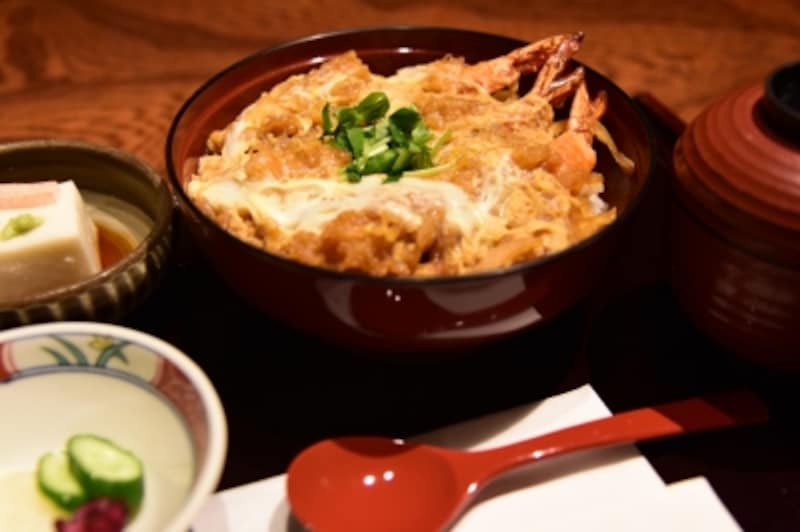 『峰本』の「鎌倉丼」。胡麻豆腐、香の物、お椀がついて1300円