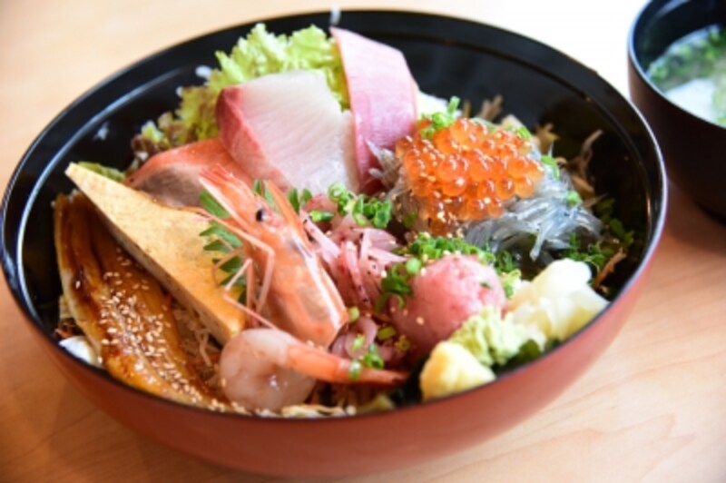 味はもちろん、ボリュームも大満足の「とびっちょ丼」(1750円)