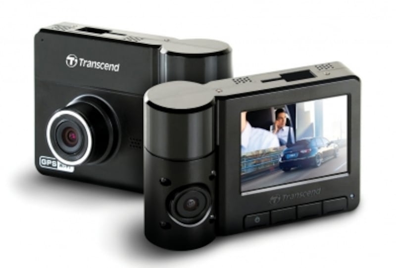 デュアルレンズ搭載ドライブレコーダー「DrivePro 520」です。実売価格は2万7800円です。
