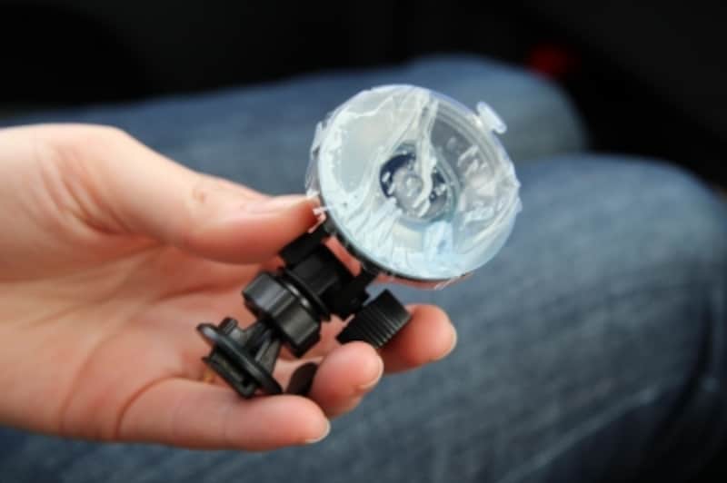 吸盤タイプのマウントアダプタ「TS-DPM1」。実売価格は2480円です。