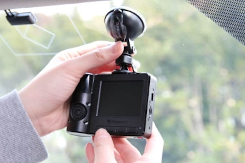 アダプタを本体に装着し、ガラスに貼り付けます。