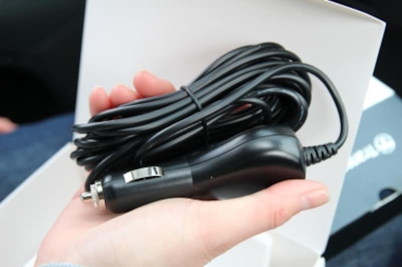 シガーソケットから電源を取ります。ケーブルの長さは充分なので、邪魔にならないように取り回しましょう。