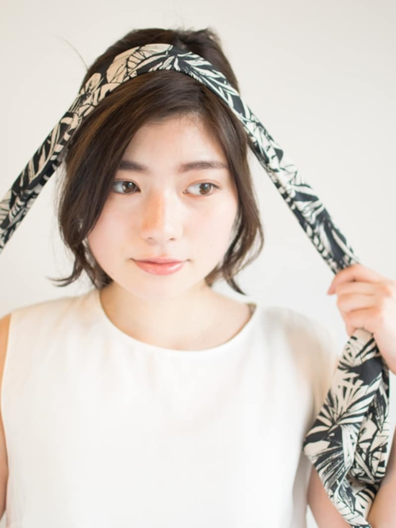 前髪の後ろ側にスカーフをあてます