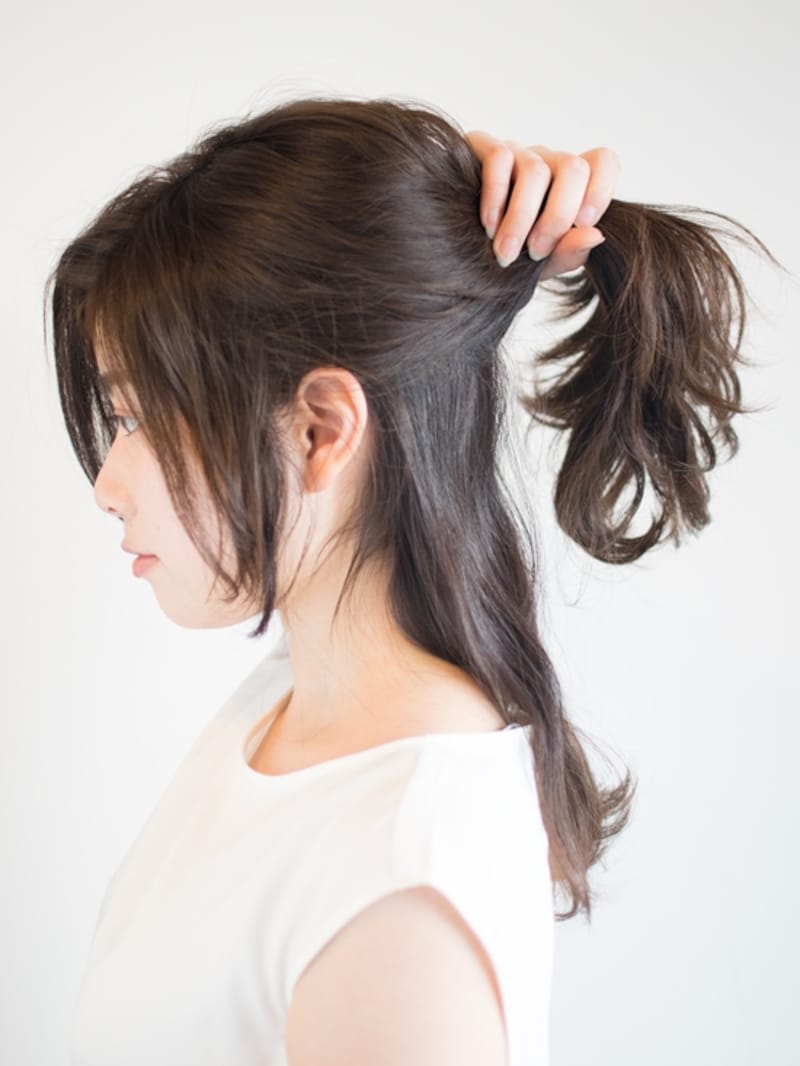 耳上でハーフアップします