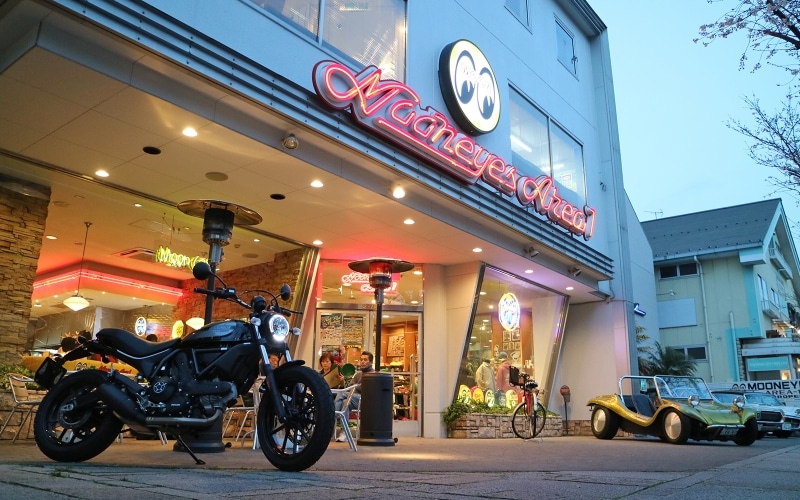 アメリカンな雰囲気にもマッチする(横浜・本牧のムーンアイズにて)