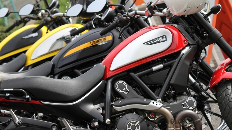 さまざまなデザインでバリエーションを楽しめるスクランブラー。自分だけのオリジナルを作り上げよう