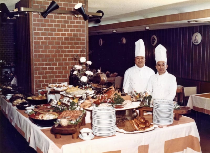 開業当時のインペリアルバイキング 左が村上氏