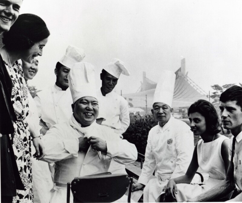 選手村で外国人記者に囲まれる村上氏