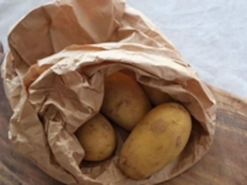 新じゃがをを紙袋にいれて野菜室で保存します
