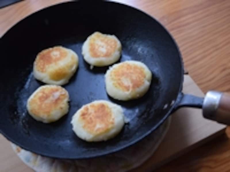 フライパンでこんがりと焼き目をつけて!