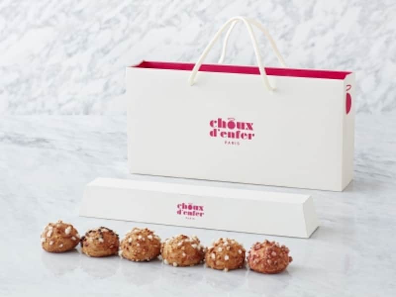 「choux d'enfer PARIS(シュー・ダンフェール パリ)」の6種のシュークリーム(6個セット:「グルマン」税別680円undefined※専用BOX付き/3個セット2種:「トラディション」(ショコラ、キャラメル、アグリュム)税別290円、「セゾン」(カスタード、抹茶プレミアム、さくら)税別340円undefined※「セゾン」のシーズンフレーバーの内容は約2ヶ月ごとに変更