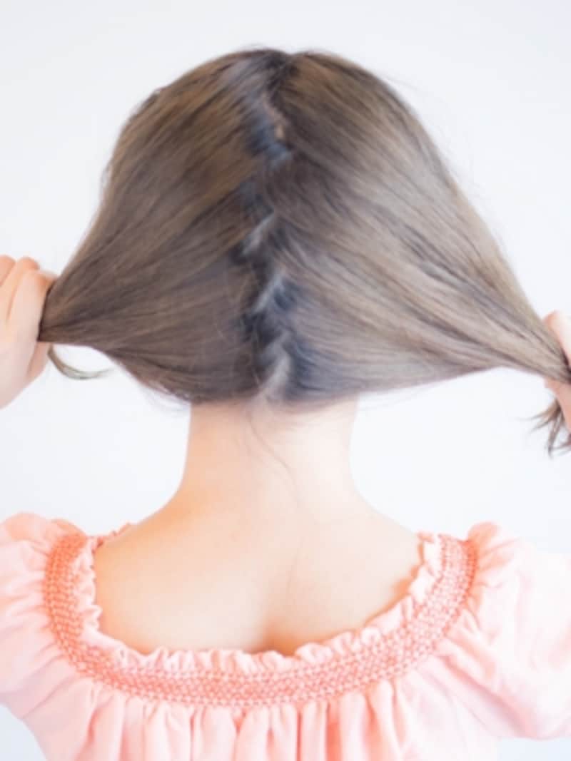 フィッシュボーンの二つ結び ゴムだけで簡単ツインヘアアレンジ ヘアアレンジ All About フィッシュボーンの二つ結び ゴムだけで簡単ツインヘアアレンジ ヘアアレンジ All About