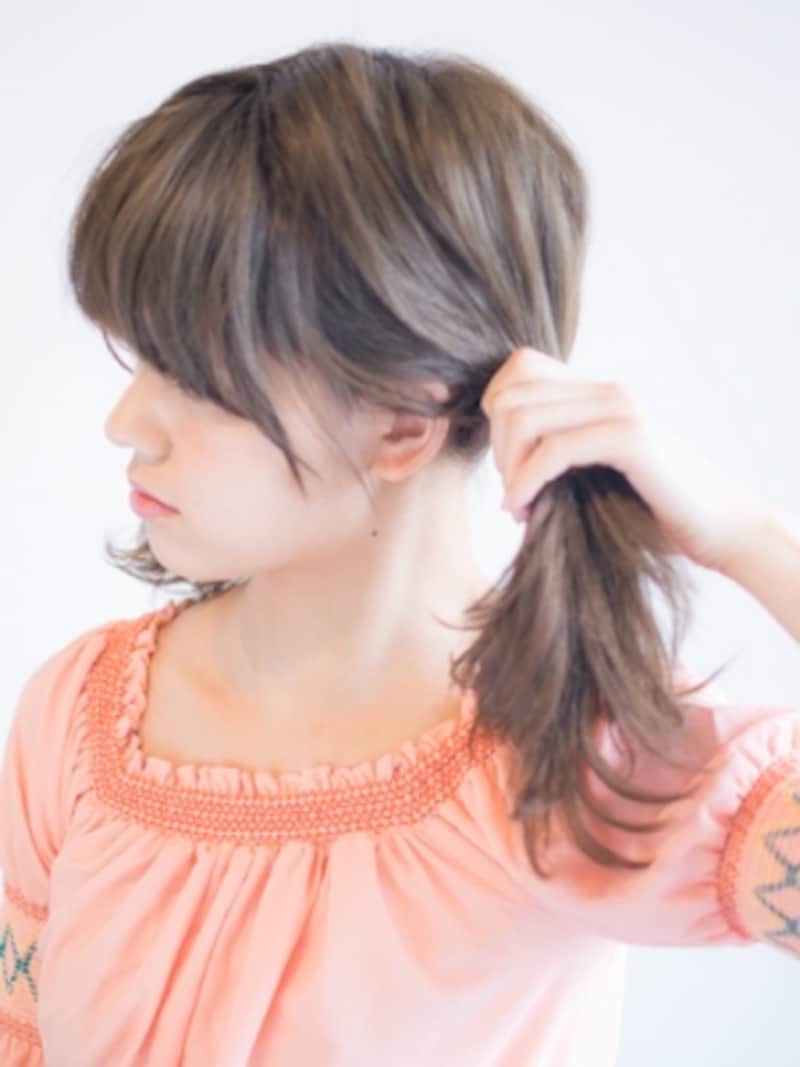 フィッシュボーンの二つ結び ゴムだけで簡単ツインヘアアレンジ ヘアアレンジ All About フィッシュボーンの二つ結び ゴムだけで簡単ツインヘアアレンジ ヘアアレンジ All About