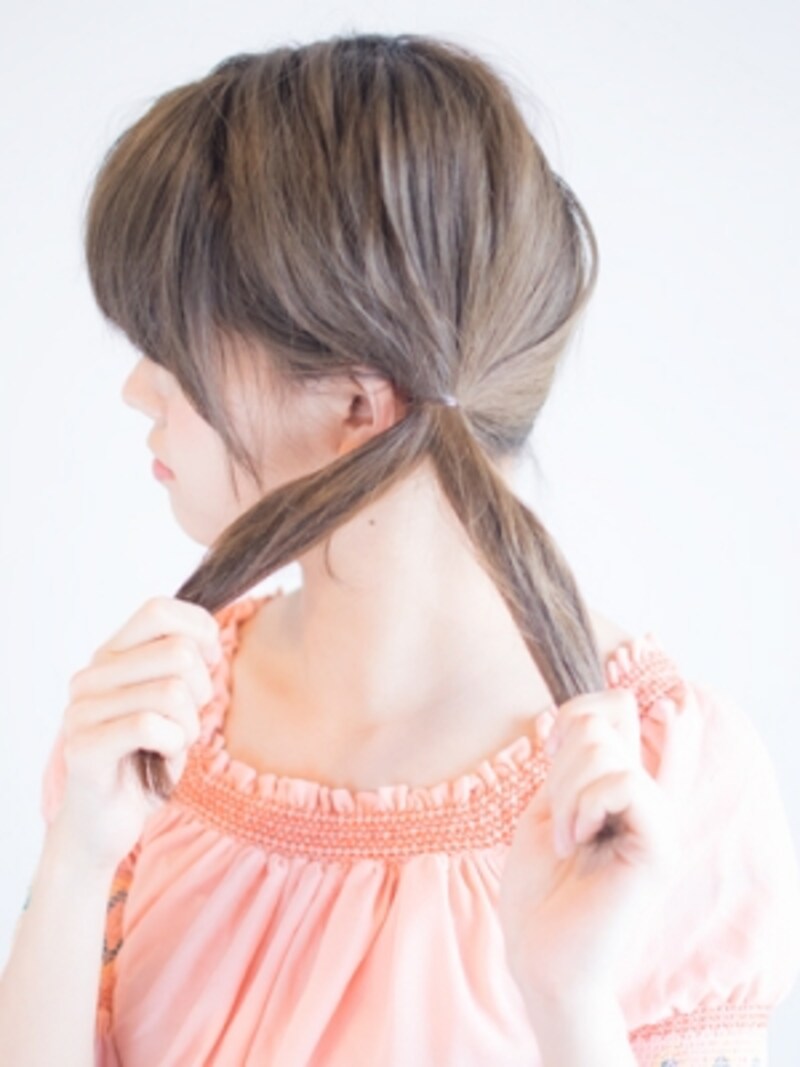 フィッシュボーンの二つ結び ゴムだけで簡単ツインヘアアレンジ ヘアアレンジ All About フィッシュボーンの二つ結び ゴムだけで簡単ツインヘアアレンジ ヘアアレンジ All About