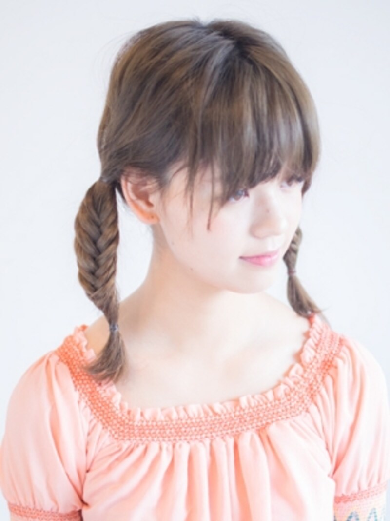 フィッシュボーンの二つ結び ゴムだけで簡単ツインヘアアレンジ ヘアアレンジ All About フィッシュボーンの二つ結び ゴムだけで簡単ツインヘアアレンジ ヘアアレンジ All About