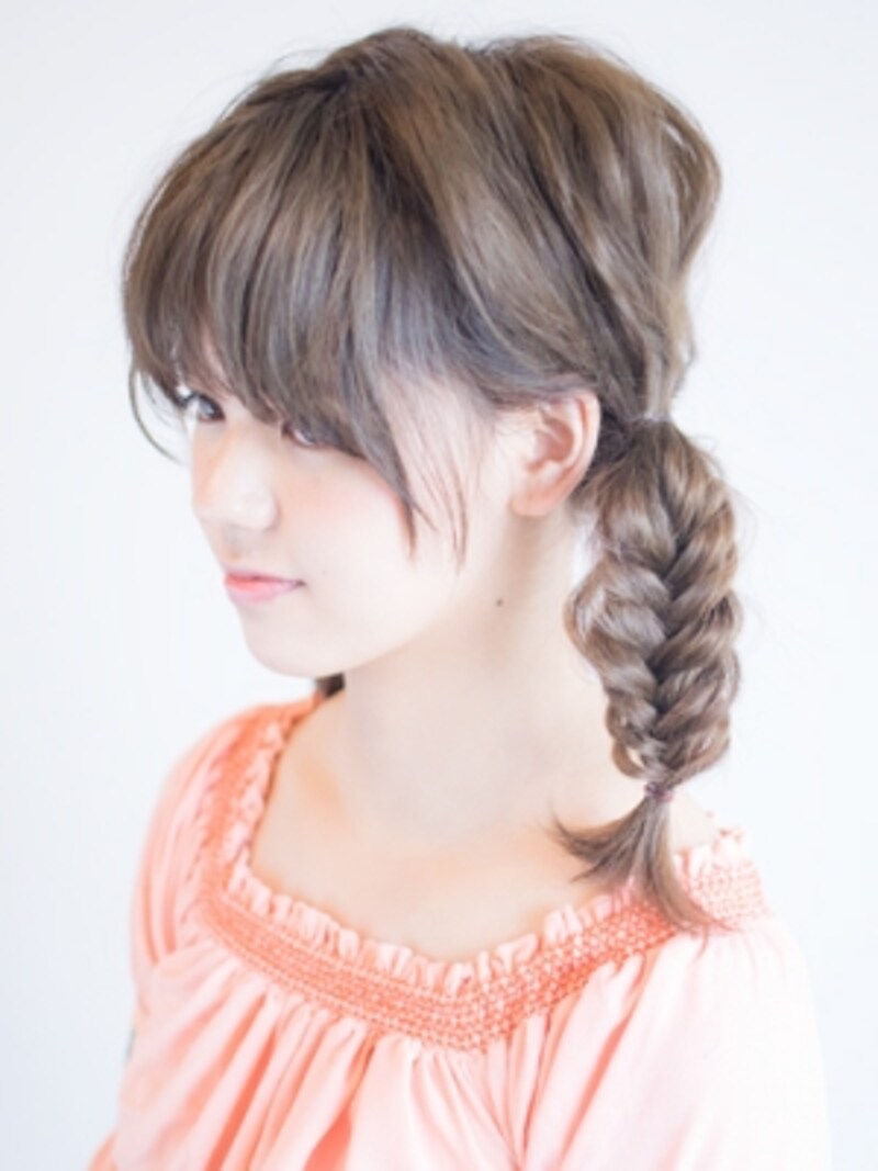 フィッシュボーンの二つ結び ゴムだけで簡単ツインヘアアレンジ ヘアアレンジ All About フィッシュボーンの二つ結び ゴムだけで簡単ツインヘアアレンジ ヘアアレンジ All About