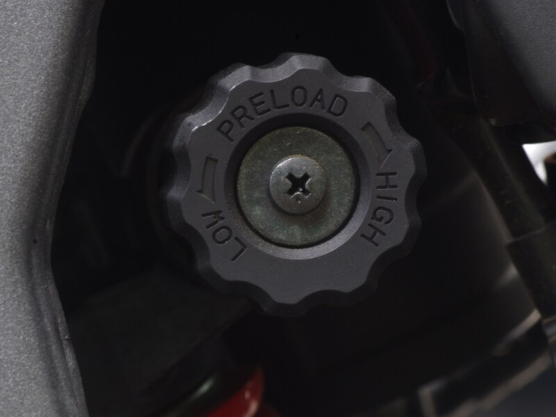 プリロード調整を工具を使わずにできる