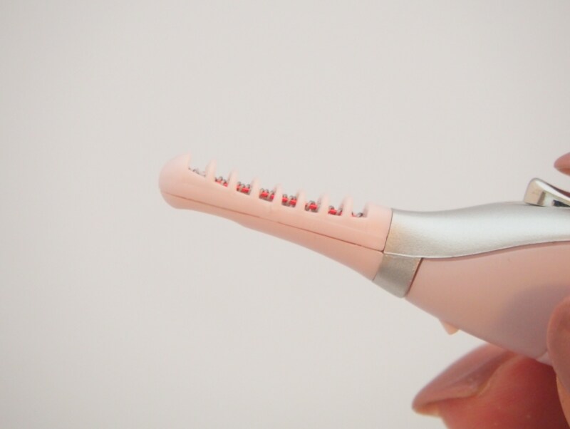 まつ毛を下からゆっくり持ち上げるように使います
