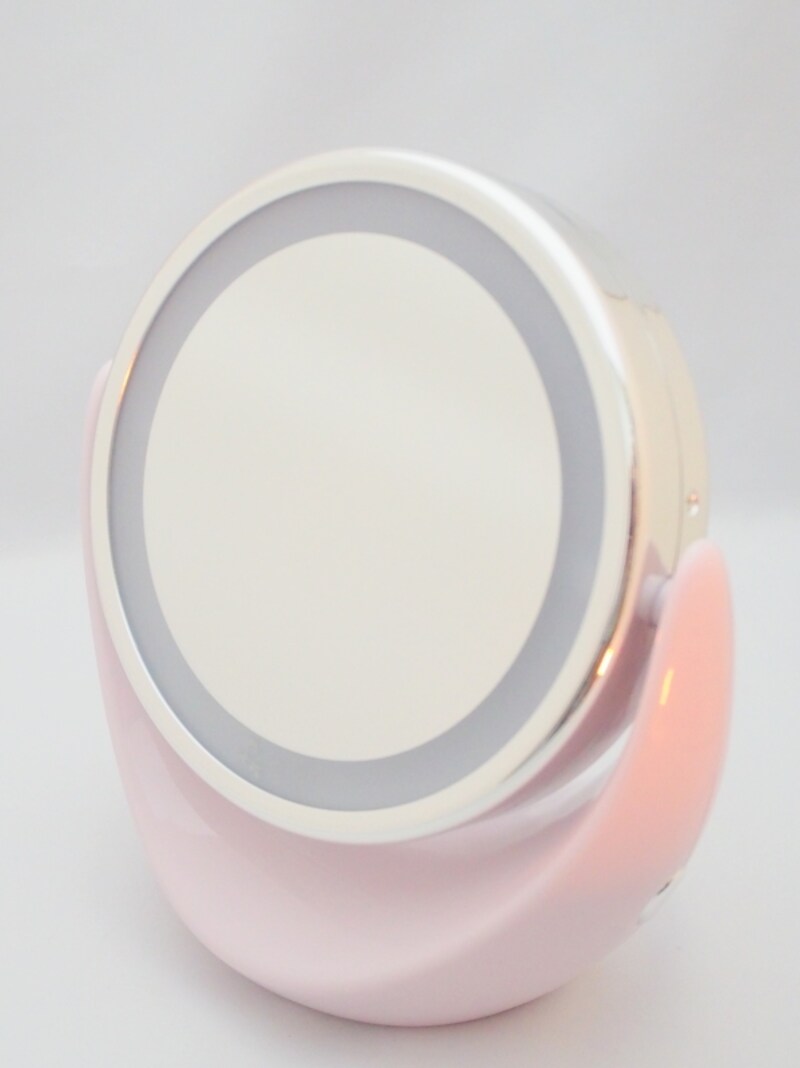 周囲がLEDライトで囲まれたミラー。裏面は5倍の拡大鏡になっています