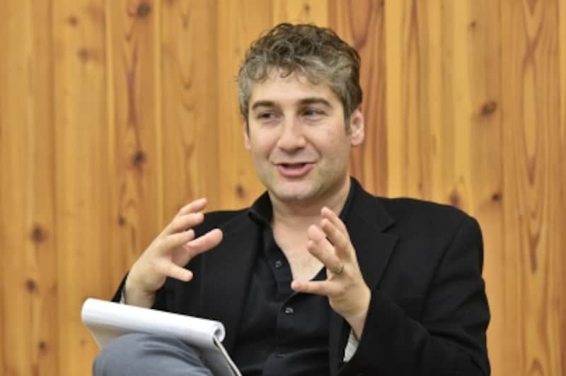 スコット・シュワルツさん。74年NY生まれ、ニューヨーク州ベイストリート劇場芸術監督。00年にジョン・ケアードと『Jane Eyre』を共同演出。