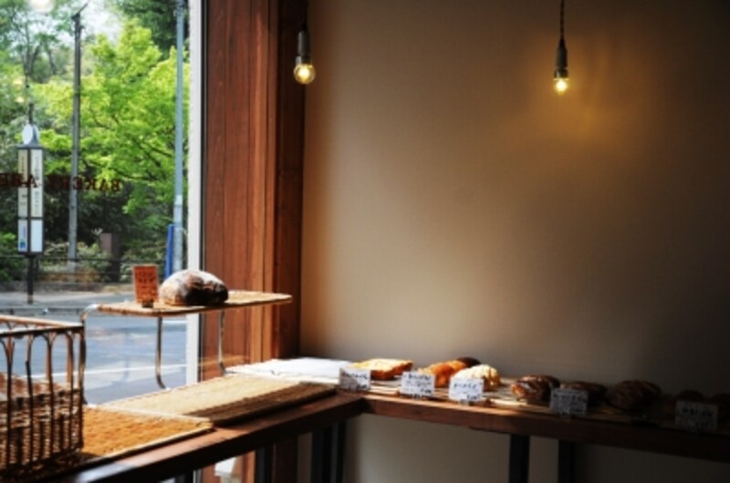 窓に切り取られた公園の景色も楽しめる