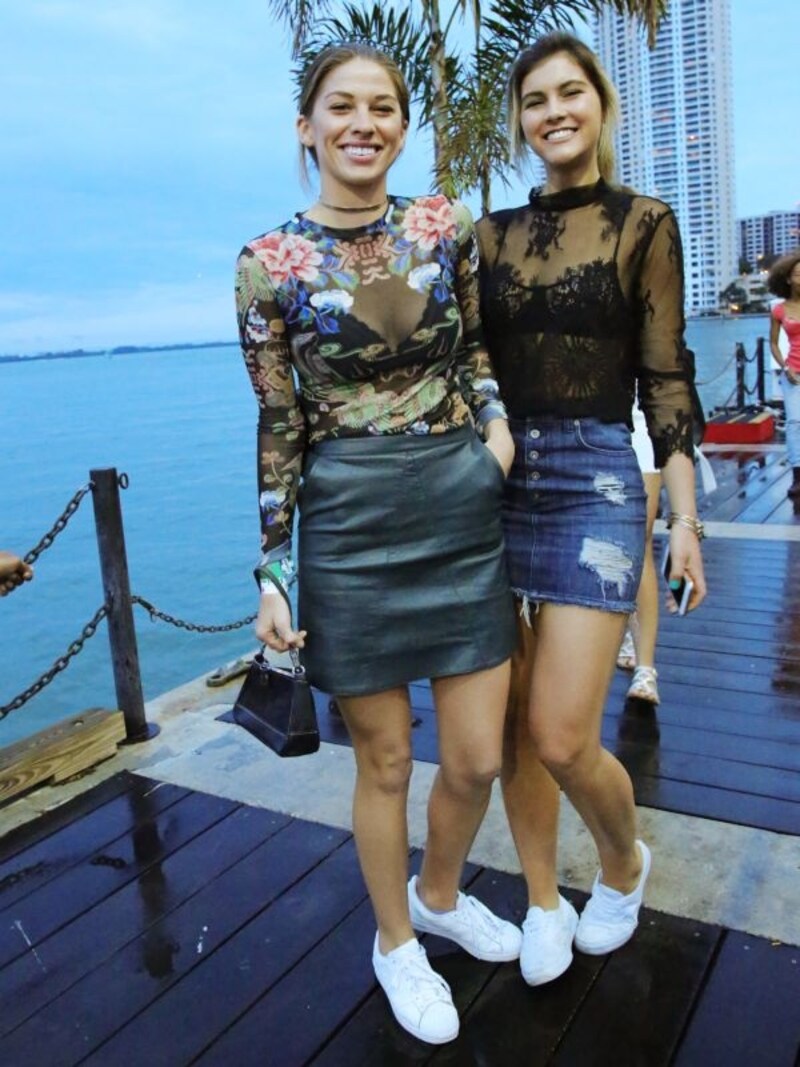 ブラ透かしに白スニーカーでハズし