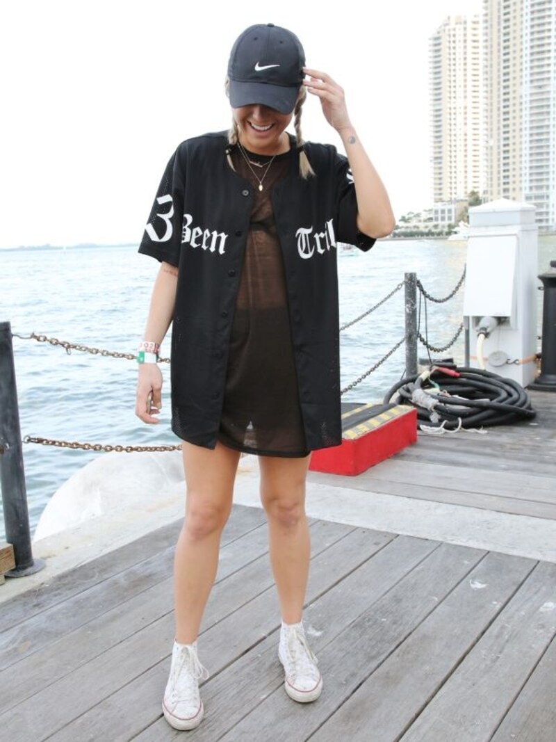 透ける黒Tでスポーティーを格上げ