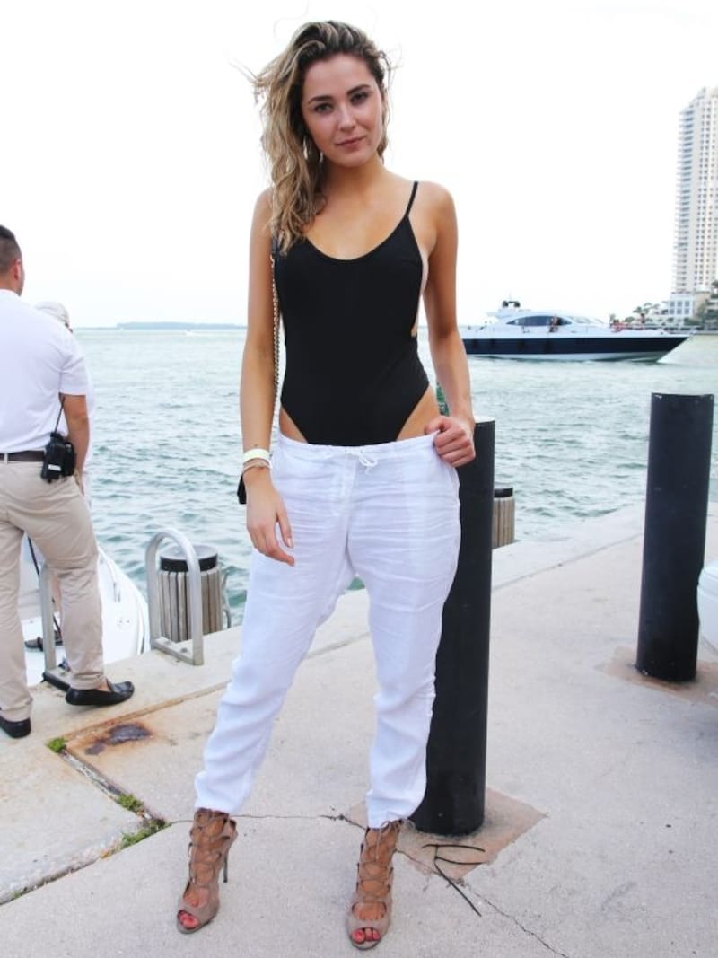 トリッキーな腰骨見せでセクシー強調